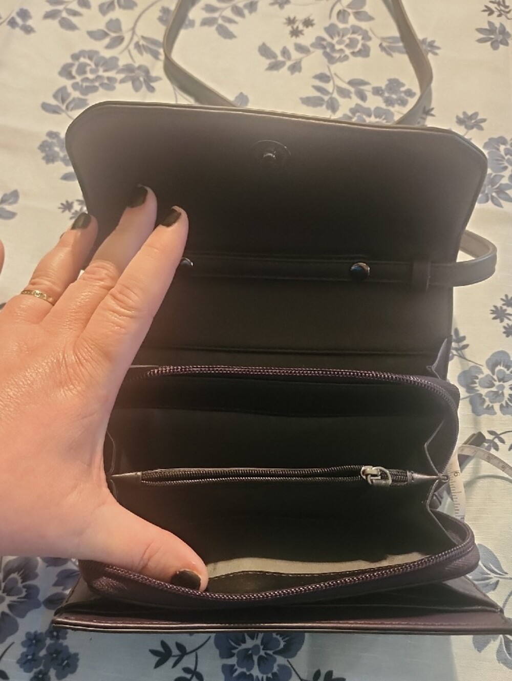 Simply Vera Vera Wang Black Leather Crossbody Bag - Picture 4 of 4